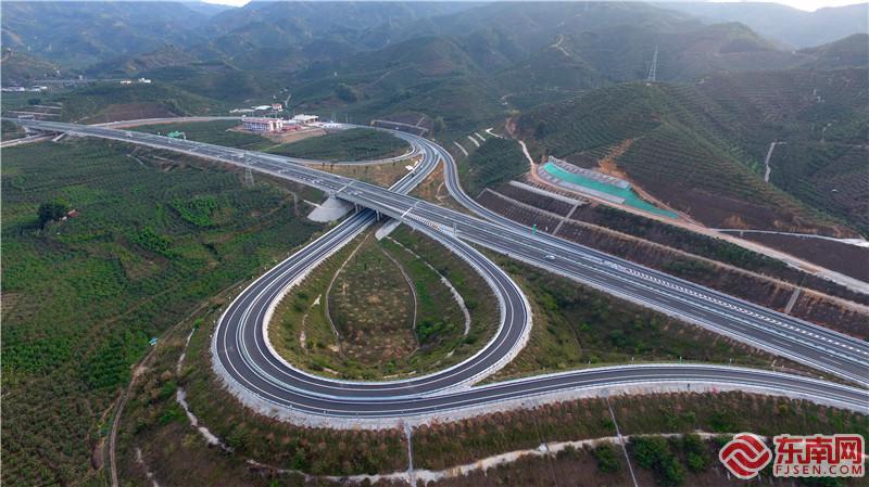 该高速公路按双向4车道标准建设,起点至终点段设计速度80公里/小时